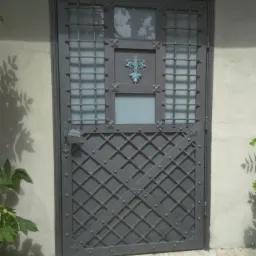 Na zdjęciu znajdują się drzwi oszklone (mogą również być wykonane z witrażem) wykonane z metalu w stylu gotyckim