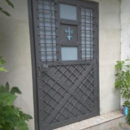 Na zdjęciu znajdują się drzwi oszklone (mogą również być wykonane z witrażem) wykonane z metalu w stylu gotyckim,