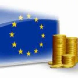 Stylizowana flaga Unii Europejskiej z błyszczącymi gwiazdami i stosy złotych monet symbolizujące finansowanie.