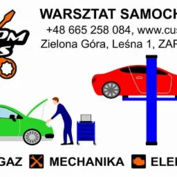 Grafika reklamowa warsztatu samochodowego: zielony samochód z otwartą maską, czerwony samochód na podnośniku, mechanicy, narzędzia, logo firmy i dane kontaktowe.