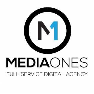 Logo MediaOnes: czarny okrąg z wpisaną literą 'M' w kolorze czarnym i cyfrą '1' w kolorze niebieskim, poniżej napis 'MEDIAONES' i 'FULL SERVICE DIGITAL AGENCY'.