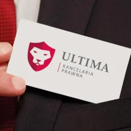 Wizytówka kancelarii prawnej Ultima z logo lwa w tarczy, włożona do kieszeni marynarki, widoczny fragment czerwonego krawata w tle.