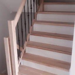 Schody na konstrukcji betonowej