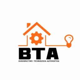 Pomarańczowe logo firmy BTA (Budownictwo-Technologia-Automatyka) przedstawiające dom ze stylizowanym kołem zębatym w środku i żarówką połączoną linią, na białym tle.