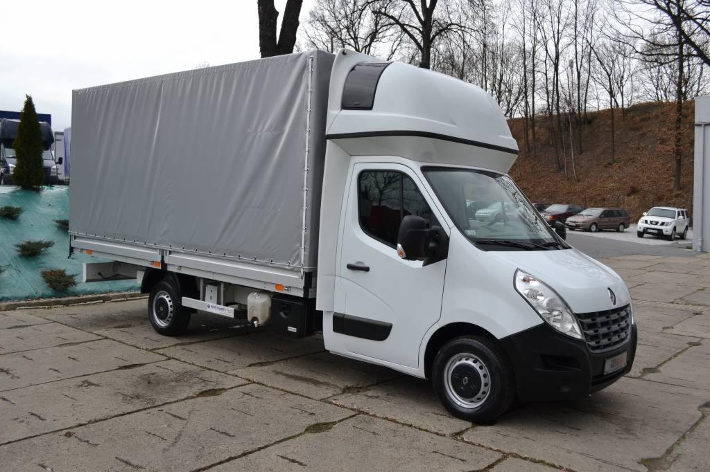 Biały samochód dostawczy Renault Master z szarą plandeką na parkingu, widok z przodu i boku, z widocznym zbiornikiem na płyn do spryskiwaczy pod spodem.