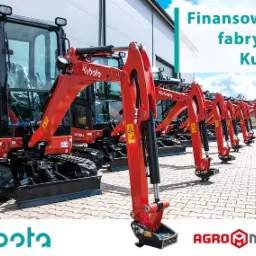 Rząd czerwonych maszyn budowlanych Kubota, ustawionych na brukowanym placu przed budynkiem magazynowym; widoczne logo Kubota i AgroMetal oraz baner reklamowy z tekstem 'Finansowanie fabryczne Kubota'.