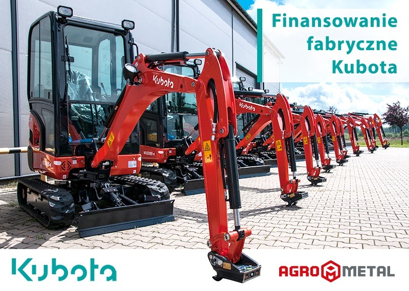 Rząd czerwonych maszyn budowlanych Kubota, ustawionych na brukowanym placu przed budynkiem magazynowym; widoczne logo Kubota i AgroMetal oraz baner reklamowy z tekstem 'Finansowanie fabryczne Kubota'.