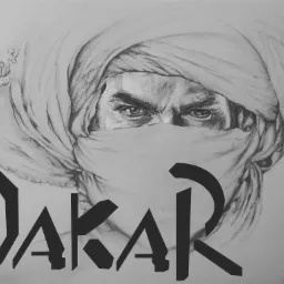 Czarno-biały szkic ołówkiem przedstawiający twarz mężczyzny w turbanie, z widocznymi intensywnymi oczami i fragmentem zasłoniętej twarzy, nałożony na logo 'DAKAR' w geometrycznym stylu.