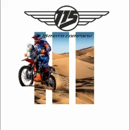 Kompozycja graficzna z motocyklistą w kasku i goglach na pomarańczowym motocyklu crossowym, jadącym po pustyni, z logo firmy motocyklowej na górze i nazwą firmy w tle.