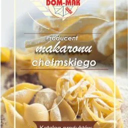 Grafika reklamowa producenta makaronu chełmskiego DOM-MAK, prezentująca różne rodzaje makaronu w otoczeniu mąki.