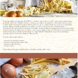 Ręcznie robiony makaron jajeczny, surowe jajka i mąka na drewnianym blacie, przygotowywane do dalszej obróbki.