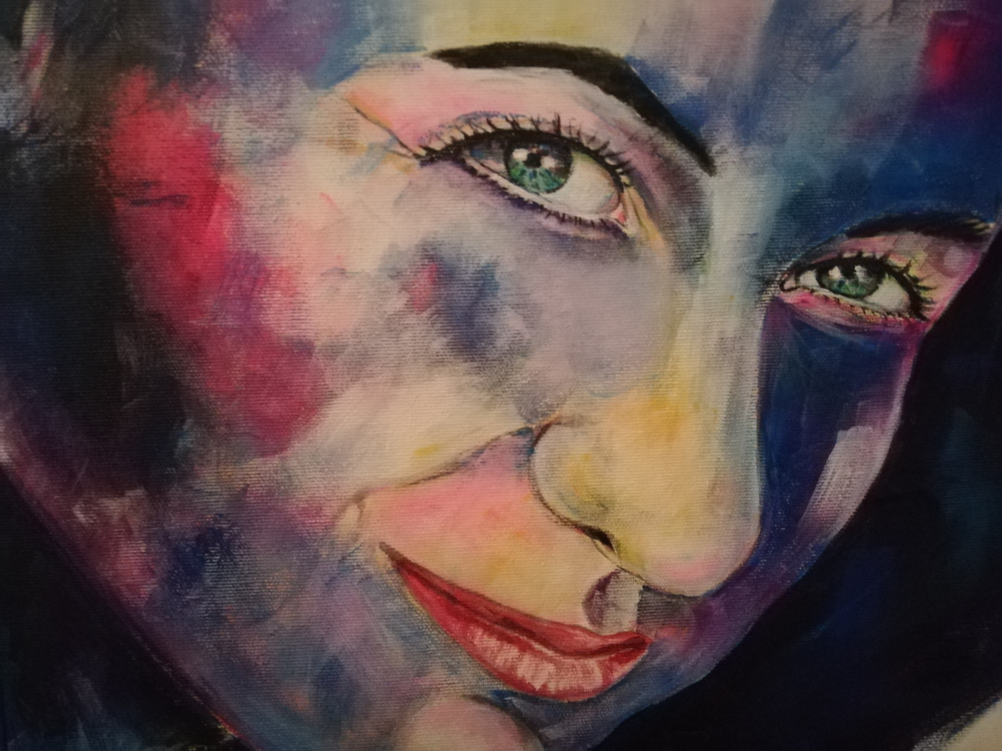 Portret kobiety z zielonymi oczami, namalowany farbami olejnymi na płótnie, z dominującymi odcieniami błękitu, różu i żółci.