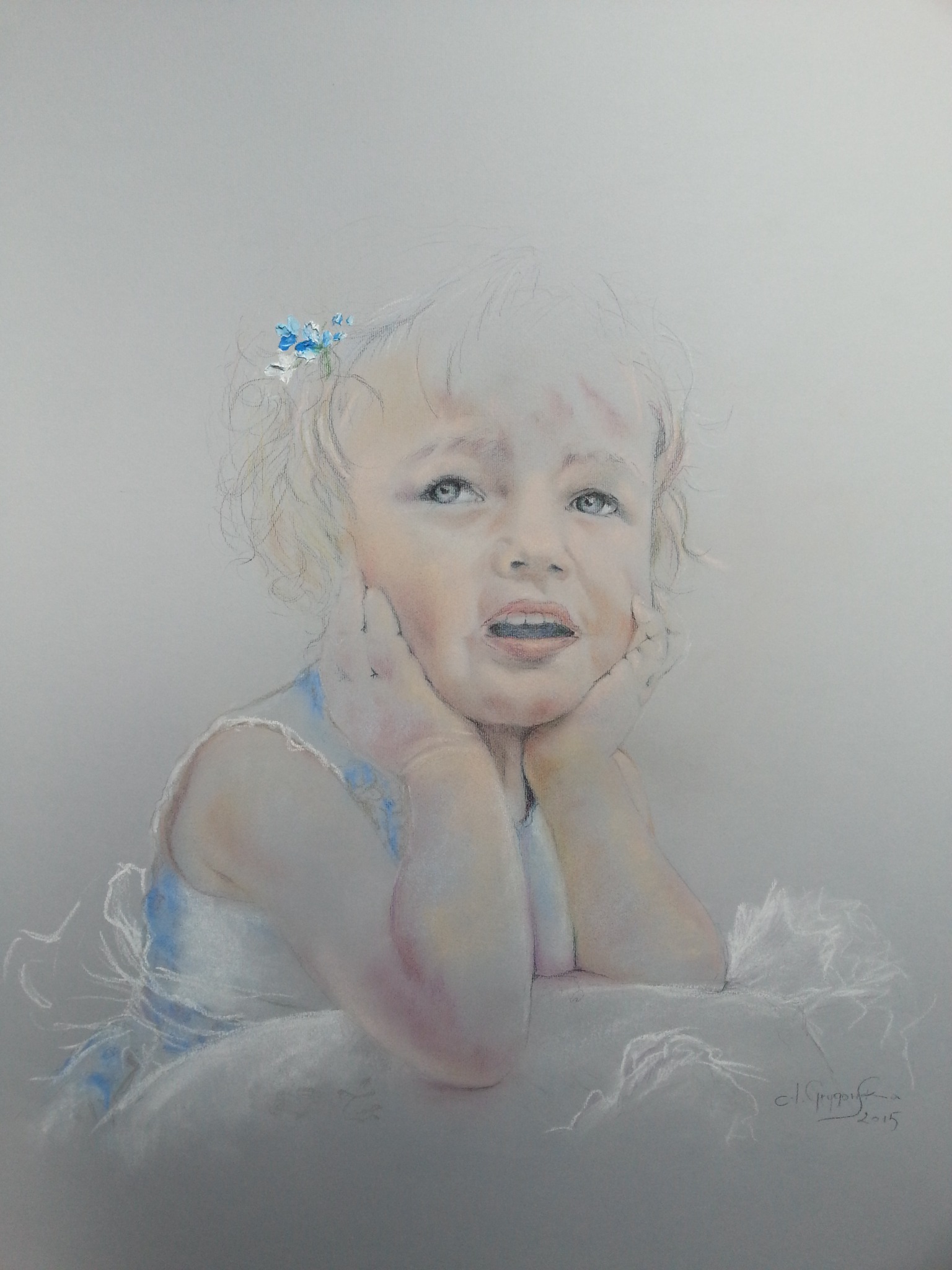Portret pastelami przedstawiający małą dziewczynkę z niebieskim kwiatkiem we włosach, opierającą brodę na dłoniach, z otwartymi ustami i skierowanym w górę wzrokiem.