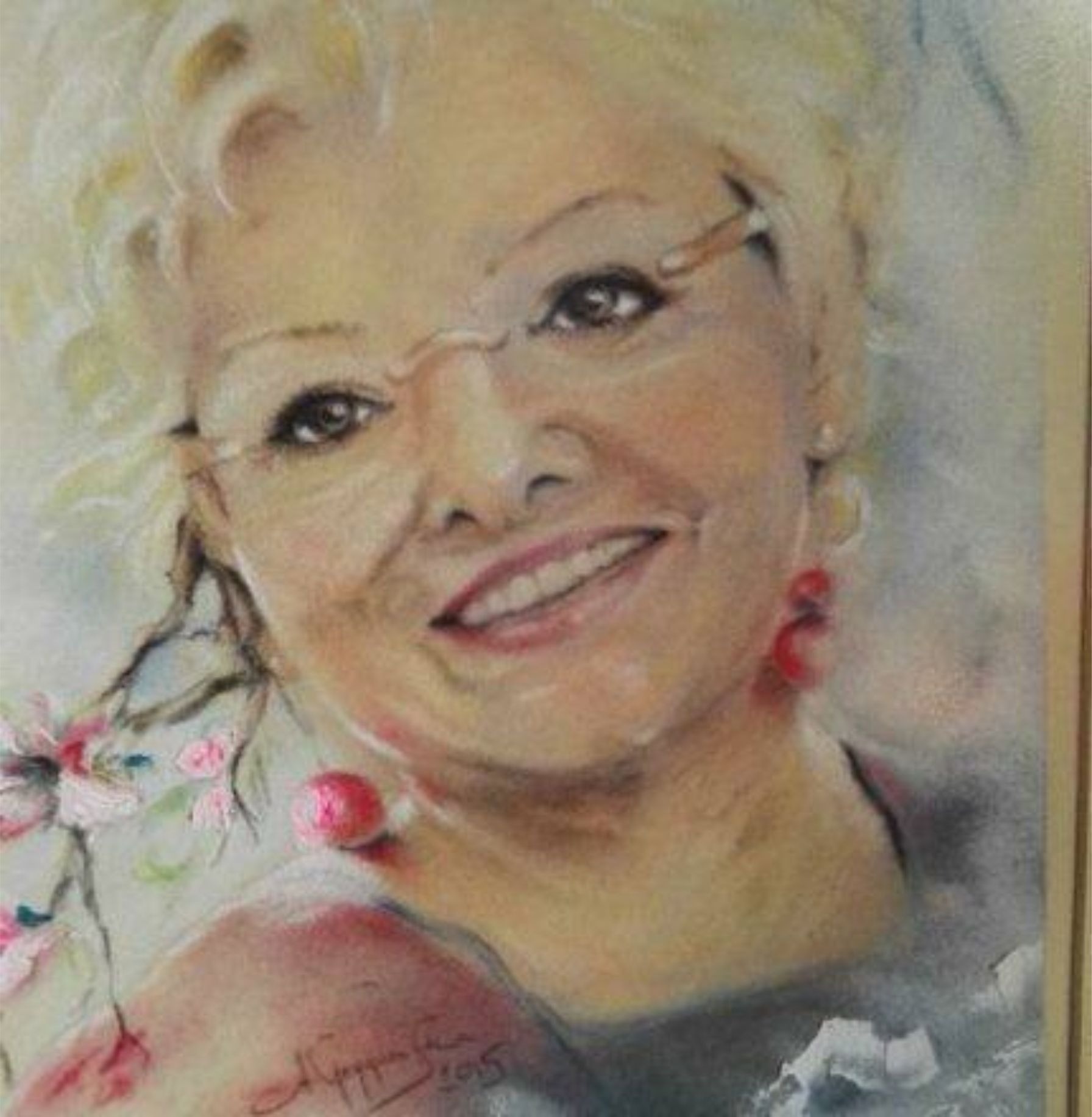 Portret kobiety w okularach, namalowany pastelami z elementami kwiatowymi i sygnaturą autora w rogu.