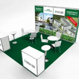 Stoisko targowe z wizualizacjami osiedla mieszkaniowego Cicha Łąka, z informacjami o cenach segmentów i mieszkań, aranżacja z białymi stolikami i krzesłami na zielonej wykładzinie.