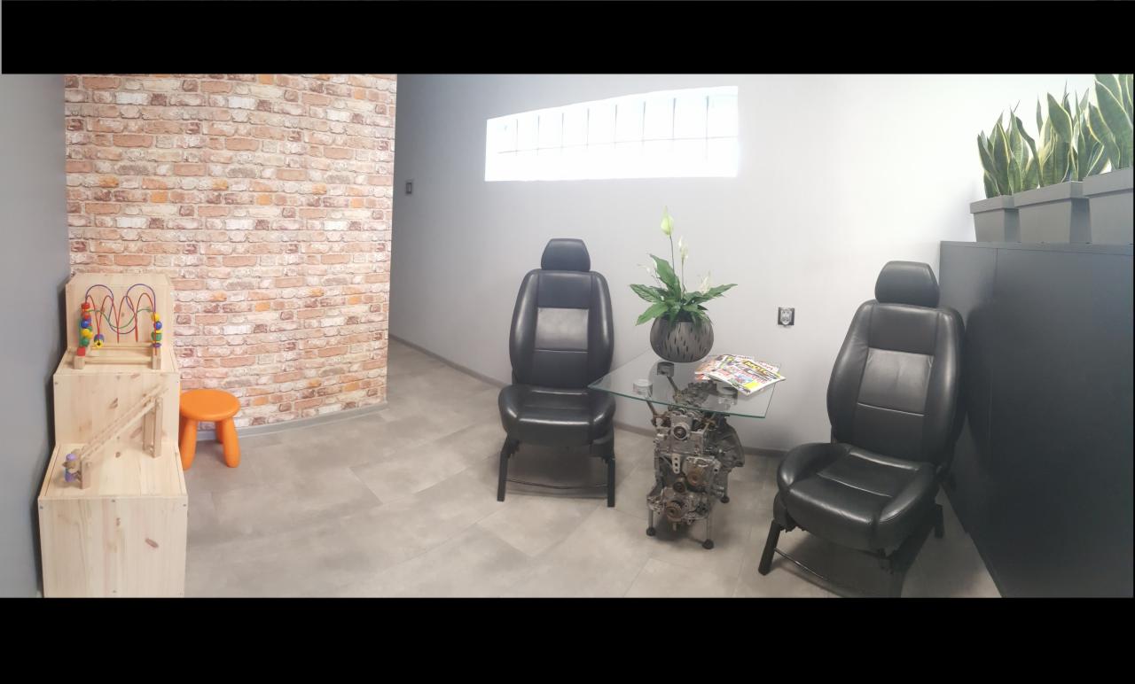 Poczekalnia wraz z kącikiem dla dzieci oraz toaletą