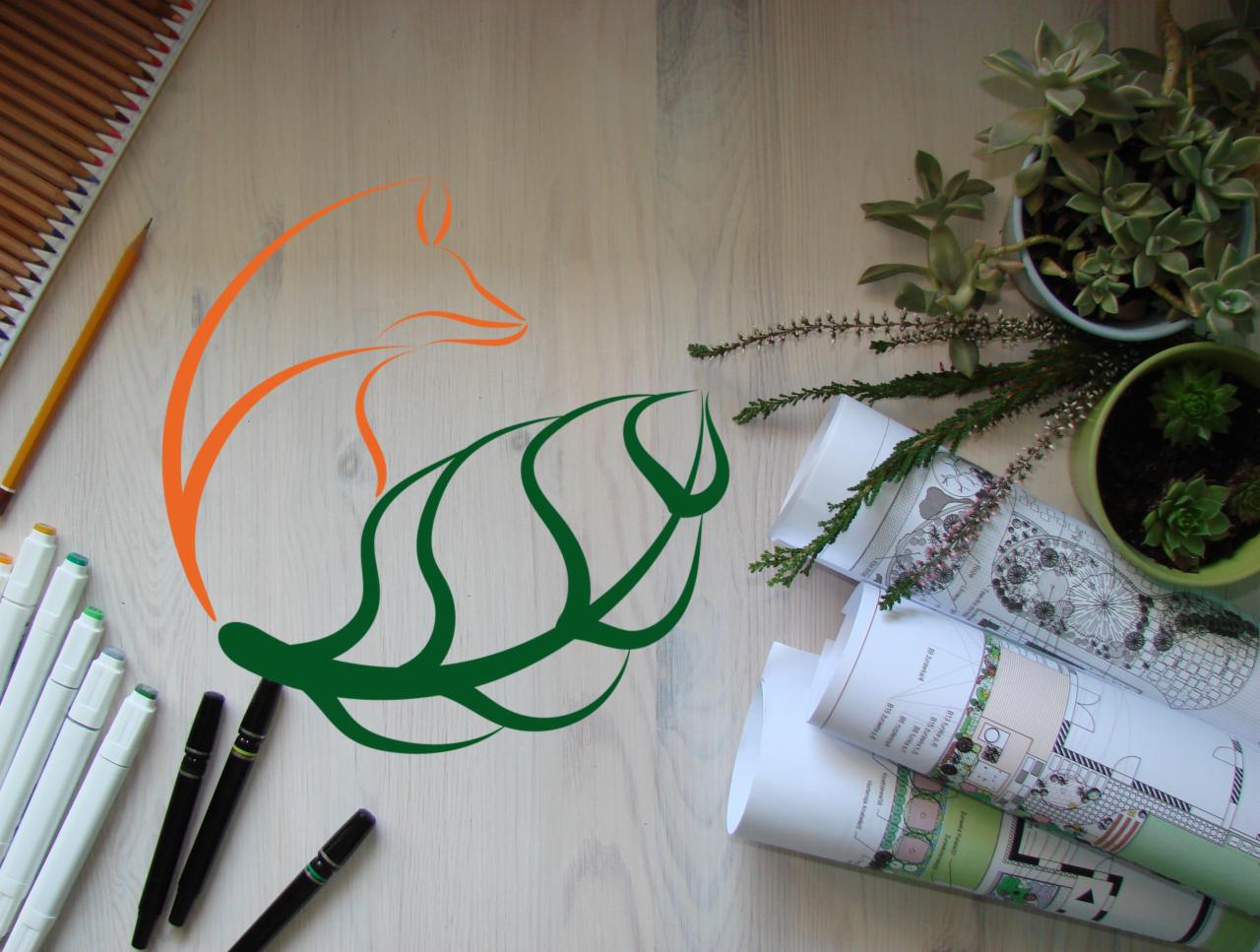 Plan ogrodu z zielonymi roślinami w doniczkach, kolorowe kredki i flamastry leżące na drewnianym stole, nadrukowane logo firmy w kształcie lisa i liścia.