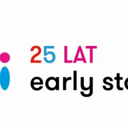 Kolorowe logo '25 lat early stage' z abstrakcyjnymi postaciami w Bochni, symbolizujące rozwój i edukację.
