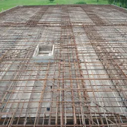 Siatka zbrojeniowa na deskowaniu, przygotowana do wylania betonu, widoczna skrzynka szalunkowa, Sobków.