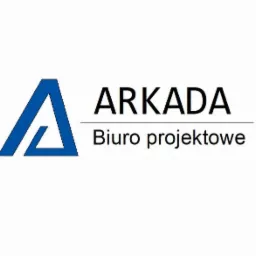 Logo biura projektowego Arkada, z niebieskim symbolem trójkąta z wyciętym fragmentem i czarnym napisem 'ARKADA Biuro projektowe' na białym tle.