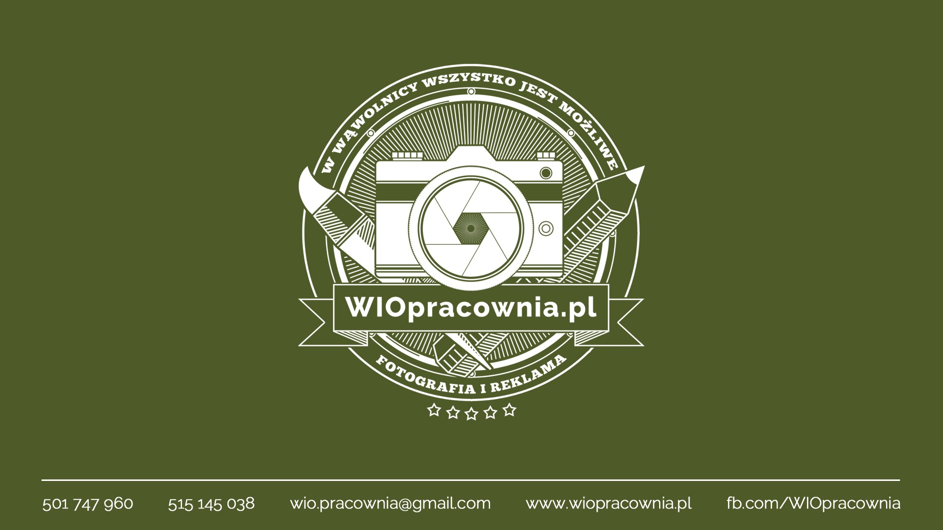 Logo firmy WIOpracownia.pl z motywem aparatu fotograficznego, ołówków, hasłem 'W Wąwolnicy wszystko jest możliwe' oraz danymi kontaktowymi na zielonym tle.