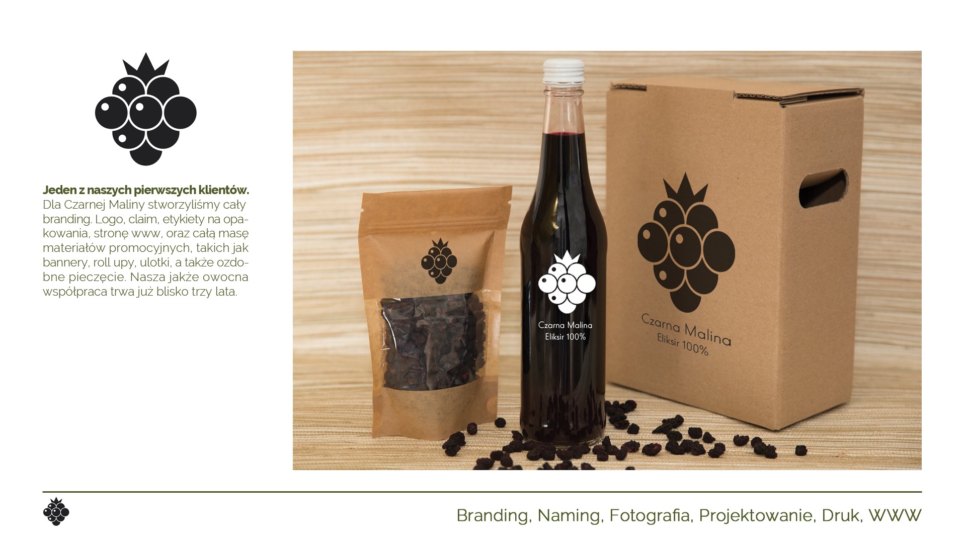 Prezentacja identyfikacji wizualnej marki Czarna Malina: butelka eliksiru, opakowanie z logo i woreczek z suszonymi owocami na drewnianym blacie, podkreślająca branding i projektowanie opakowań.