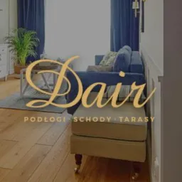 Jasna, drewniana podłoga w otwartym planie mieszkania z widokiem na salon z sofą i sypialnię z ł&oacute;żkiem, widoczny st&oacute;ł z krzesłami i dekoracjami, nałożone logo firmy.