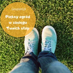 Stopy w zielonych trampkach na tle soczystej, zielonej trawy, z widocznym logo firmy i hasłem reklamowym 'Piękny ogród w zasięgu Twoich stóp'.