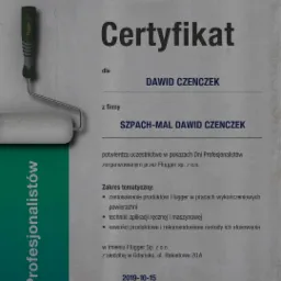 Certyfikat firmy SZPACH-MAL DAWID CZENCZEK, potwierdzający uczestnictwo w pokazach Dni Profesjonalistów Flügger, z rokiem 2019 na dokumencie i wałkiem malarskim Flügger.
