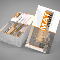 Stos wizytówek firmy meblarskiej z logo MAT-meble, prezentujące zdjęcia kuchni, garderób i mebli dziecięcych na zamówienie.