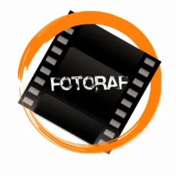 Logo fotografa ze Słupska: czarna klisza filmowa z napisem 'FOTORAF' w białej, grunge'owej czcionce, otoczona pomarańczowym, rozmytym okręgiem, na białym tle.