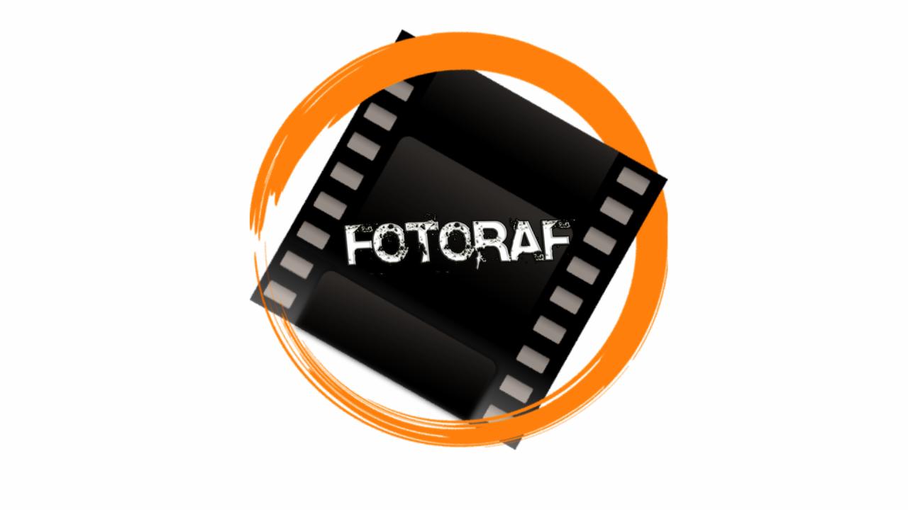 Logo fotografa ze Słupska: czarna klisza filmowa z napisem 'FOTORAF' w białej, grunge'owej czcionce, otoczona pomarańczowym, rozmytym okręgiem, na białym tle.