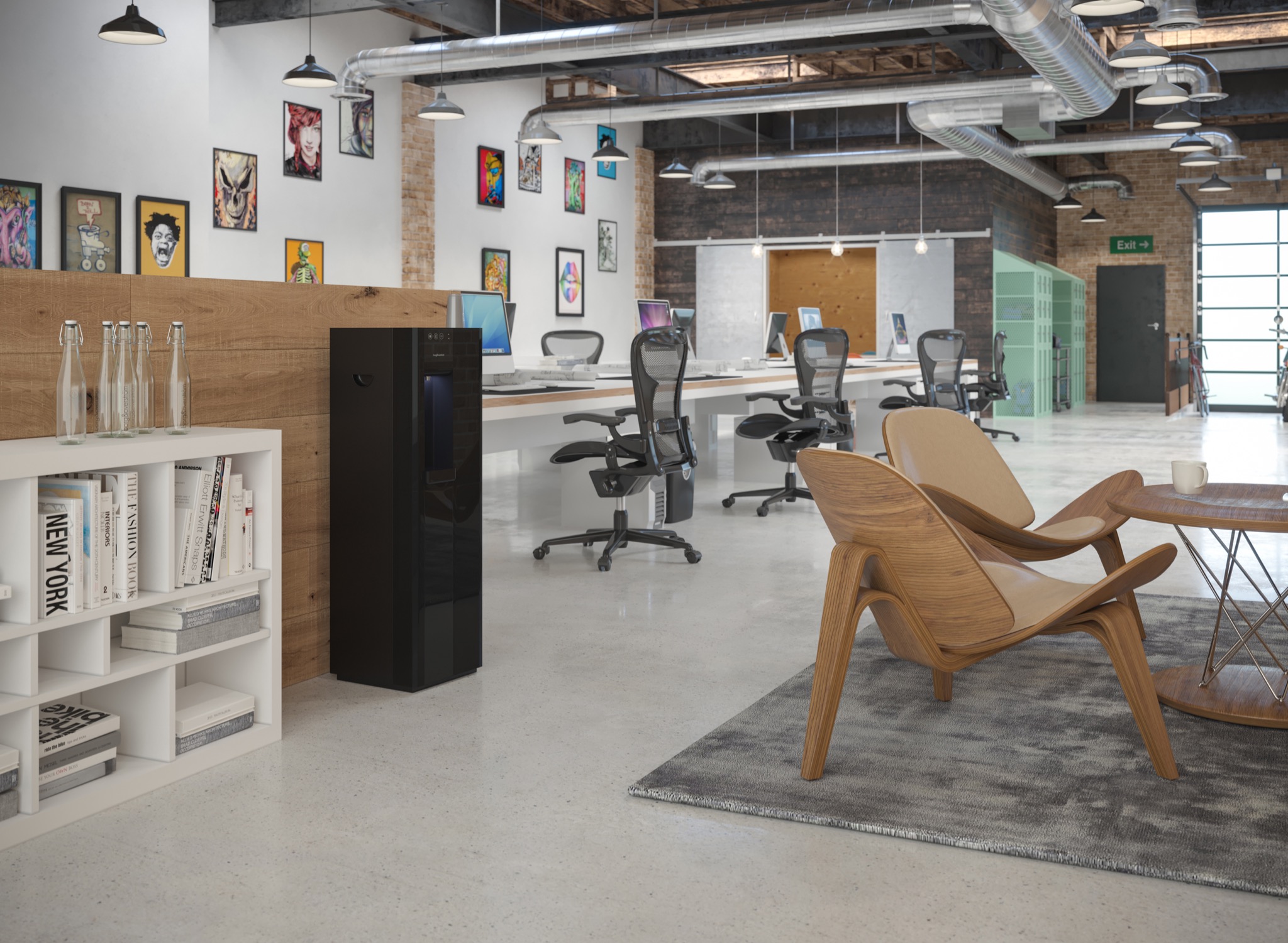 Nowoczesne biuro z dystrybutorem wody w czarnej obudowie obok regału z książkami i butelkami na wodę, w tle stanowiska pracy z komputerami.