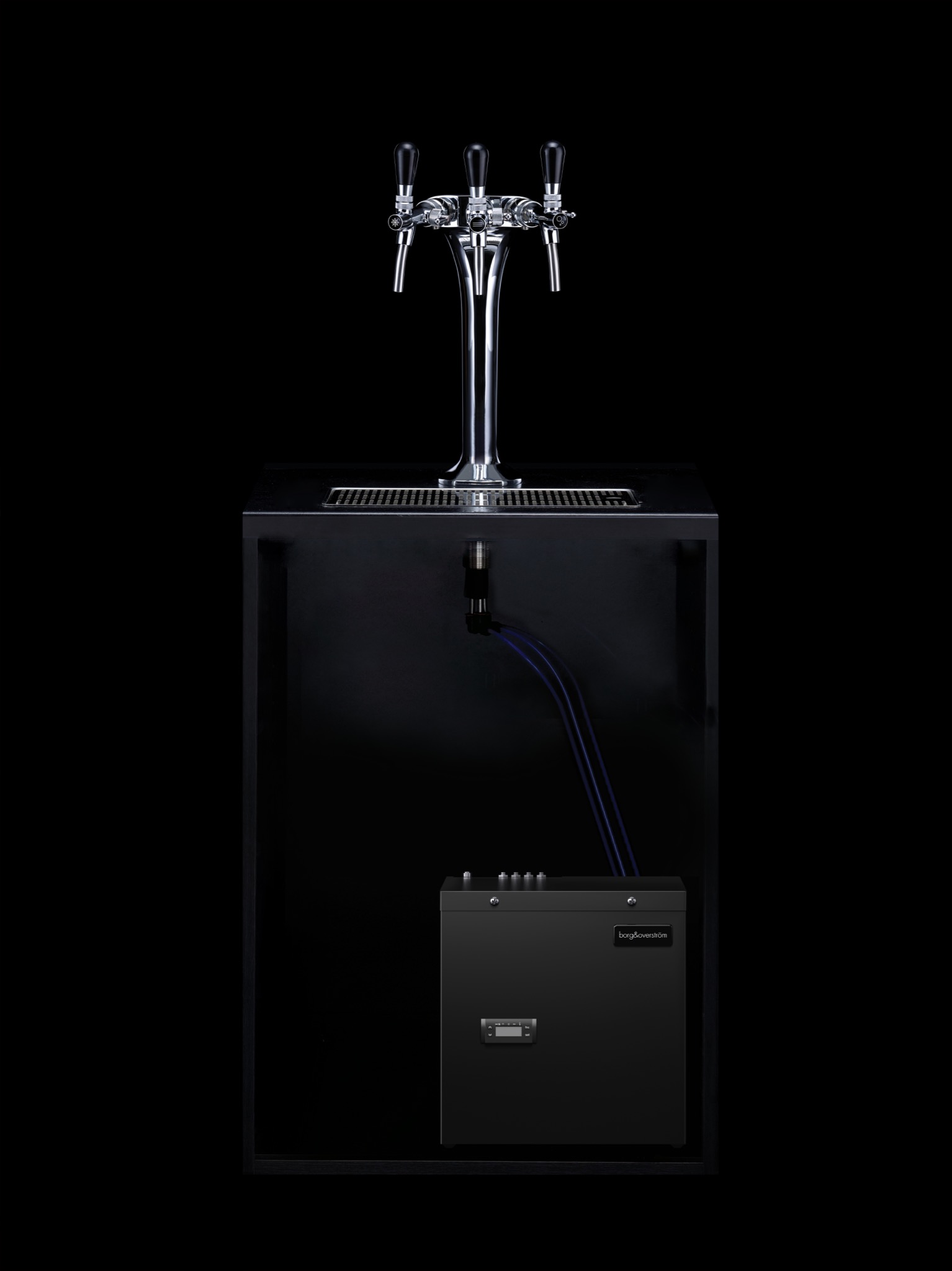 Profesjonalny dystrybutor wody z trzema kranami, umieszczony w czarnej obudowie z widocznym agregatem chłodniczym i niebieskimi przewodami, na czarnym tle.