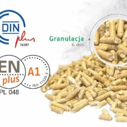 Jasne pelety drzewne 6mm z certyfikatami DINplus i ENplus A1, ułożone w pryzmę na białym tle.