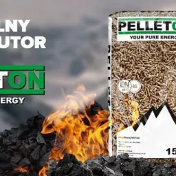 Reklamowe ujęcie worka pelletu marki Pelleton z widocznym logo, płomieniami ognia i bryłami węgla na rozmytym tle górskiego krajobrazu.