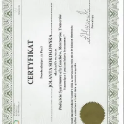 Skan certyfikatu ukończenia warsztatu 'Podejście Systemowe dla Coachów, Mentorów, Trenerów' przez Jolantę Sokołowską, wydany w Łodzi 14 czerwca 2019 roku, z ozdobną ramką i podpisem osoby prowadzącej.