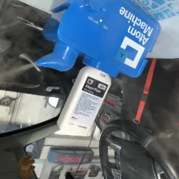 Wnętrze samochodu podczas dezynfekcji za pomocą urządzenia Atom Machine i płynu Atom Pure, widoczne delikatne opary rozpylane w kabinie.