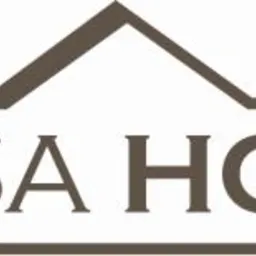 Logo firmy PASSA HOUSE, brązowy napis z symbolem dachu powyżej, ograniczone dwiema poziomymi liniami.