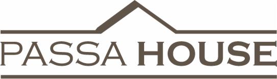 Logo firmy PASSA HOUSE, brązowy napis z symbolem dachu powyżej, ograniczone dwiema poziomymi liniami.