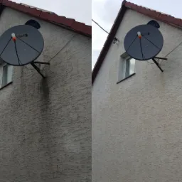 Porównanie elewacji domu przed i po czyszczeniu, widoczna wyraźna różnica w kolorze i usunięciu zabrudzeń, antena satelitarna na ścianie.