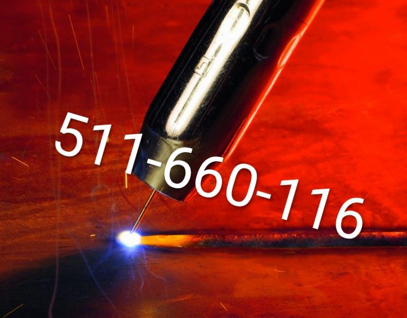 Zbliżenie na proces spawania z widocznymi iskrami i elektrodą, na czerwonym tle, z nałożonym numerem telefonu.