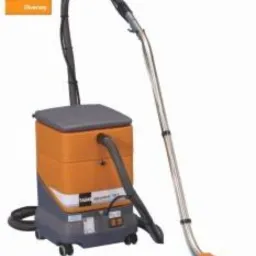 Profesjonalny odkurzacz ekstrakcyjny Taski Aquamat 30 w pomarańczowo-szarej obudowie na białym tle, z widocznym logo marki na obudowie i ssawce.