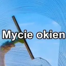 Ściągaczka do wody na tle błękitnego nieba z widocznymi smugami wody na szybie po umyciu.