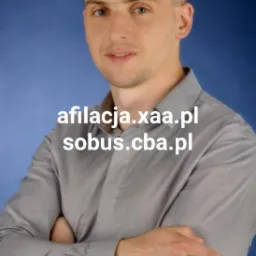 Portret mężczyzny w szarej koszuli z podwiniętymi rękawami, skrzyżowanymi ramionami i obrączką na palcu, na niebieskim tle. Na koszuli widoczne adresy stron internetowych.