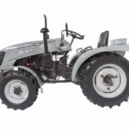 Szary miniciągnik XT 224 z widocznymi detalami silnika i oponami z bieżnikiem, na białym tle.