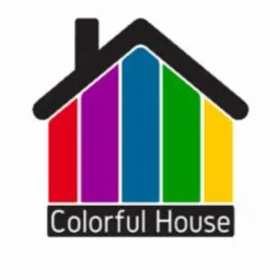 Stylizowany rysunek domu z czarnym dachem i ścianami w kolorach tęczy (czerwony, fioletowy, niebieski, zielony, żółty). Pod spodem czarny napis 'Colorful House' na białym tle.