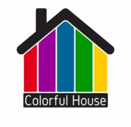 Stylizowany rysunek domu z czarnym dachem i ścianami w kolorach tęczy (czerwony, fioletowy, niebieski, zielony, żółty). Pod spodem czarny napis 'Colorful House' na białym tle.