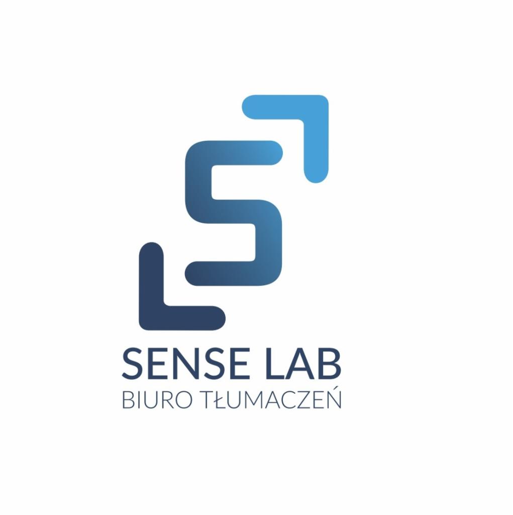 Logo firmy Sense Lab Biuro Tłumaczeń z gradientowym niebieskim symbolem strzałki ułożonej z trzech elementów.
