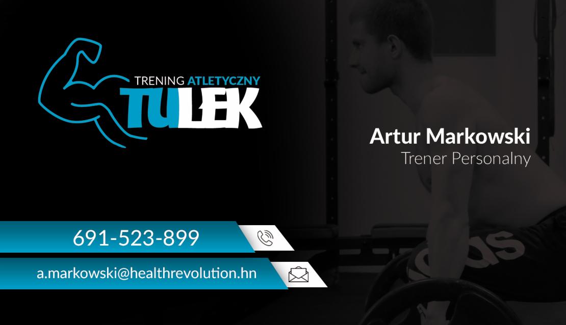 Wizytówka z logo firmy 'Trening Atletyczny TULEK' oraz danymi kontaktowymi i zdjęciem trenera personalnego Artura Markowskiego podczas podnoszenia ciężarów.